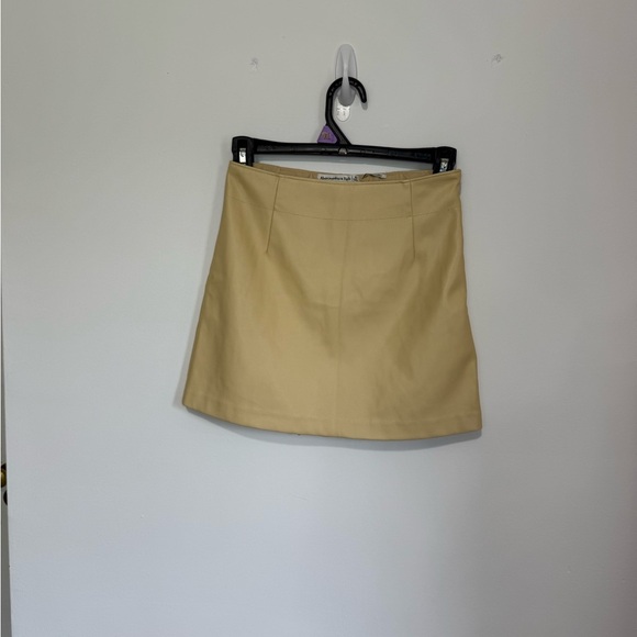 Abercrombie & Fitch Buttery Yellow Vegan Leather Skort - Picture 5 of 5